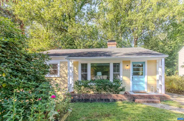 a view of house with a yard