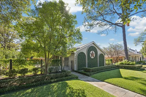 a view of a back yard of the house