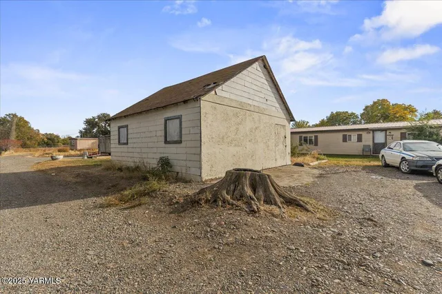 a view of a house with a backyard