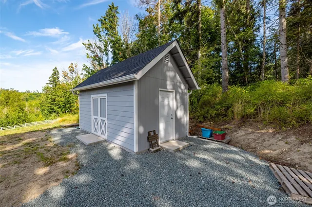 a view of a house with backyard and garden