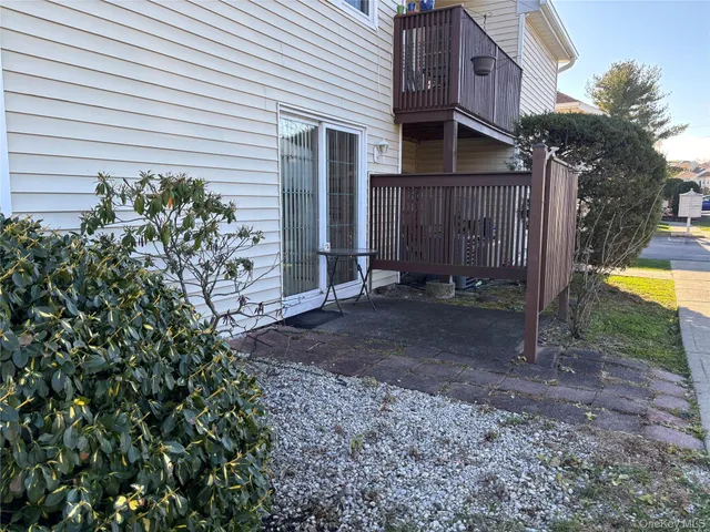 a view of a house with backyard and a tree