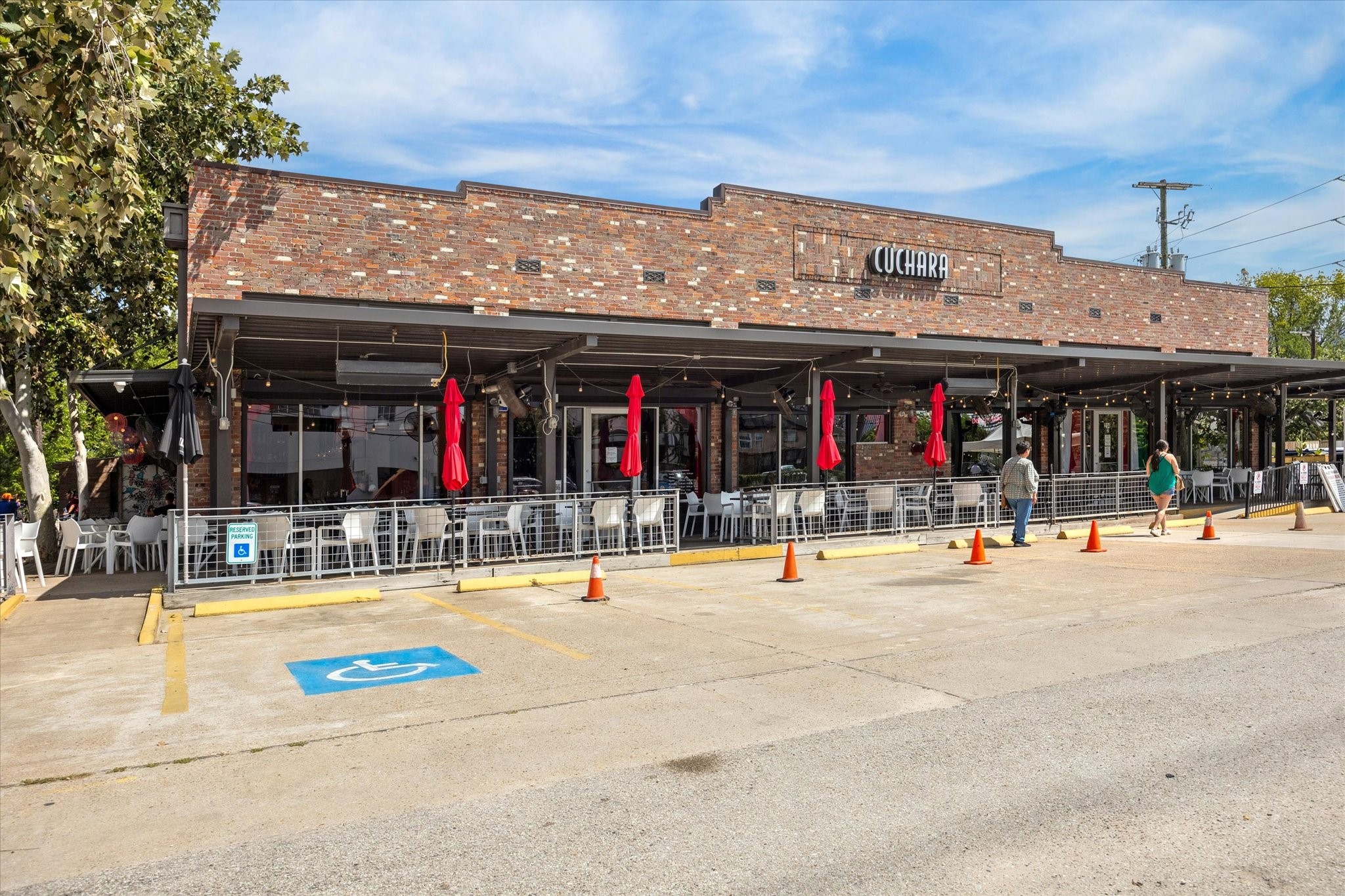 2110 Genesee Street Houston, TX 77006 - Photo 45 of 47 Whether it’s brunch, cocktails, or late-night energy, this location delivers a true live-work-play lifestyle—no rideshare required.