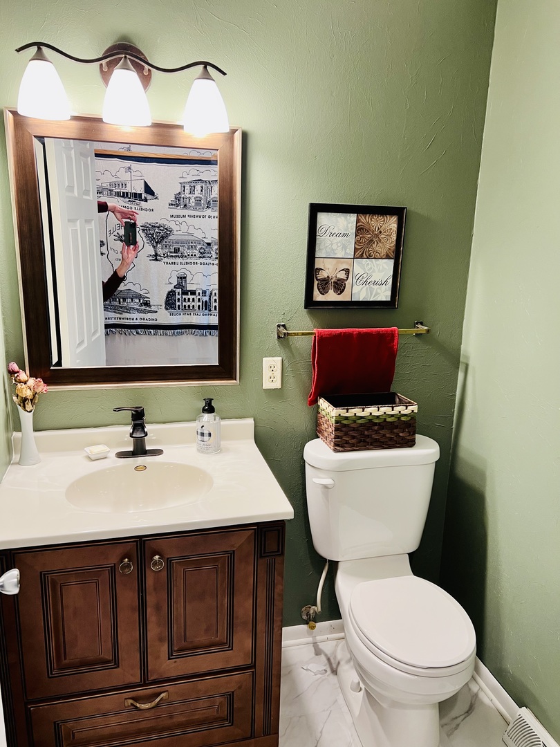 212 Drake Avenue Rochelle, IL 61068 - Photo 18 of 32 a bathroom with a toilet a sink and a mirror