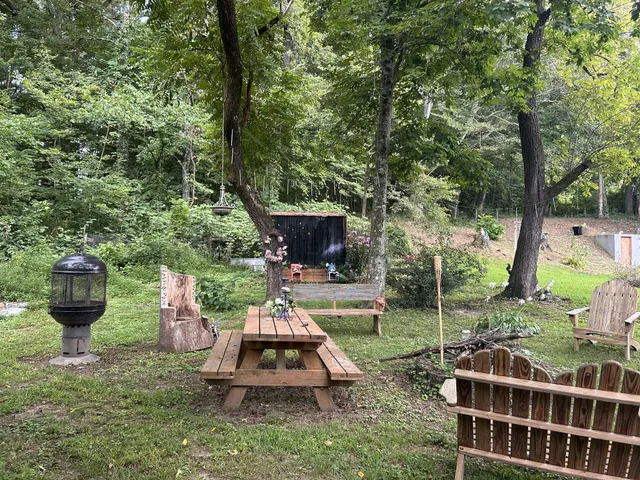 a view of a back yard