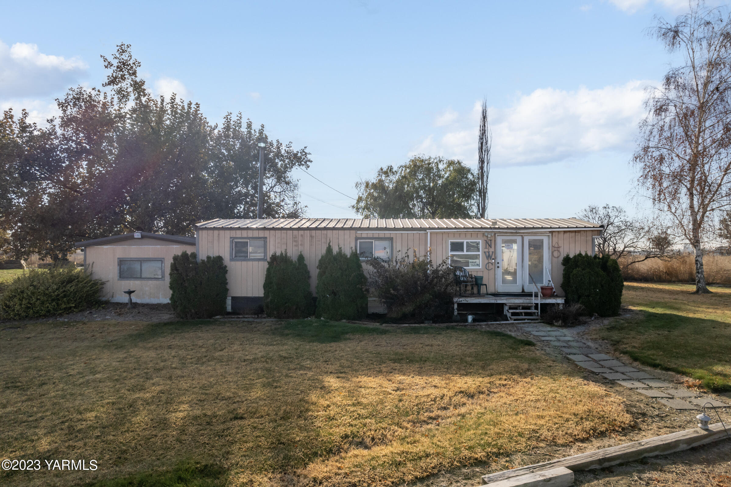 1331 Puterbaugh Road Grandview, WA 98930 - Photo 1 of 18 a view of a house with backyard and sitting area