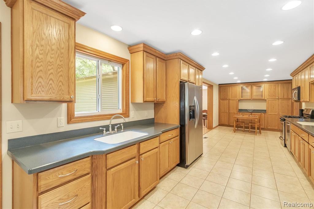 28366 Rollcrest Road Farmington Hills, MI 48334 - Photo 10 of 53