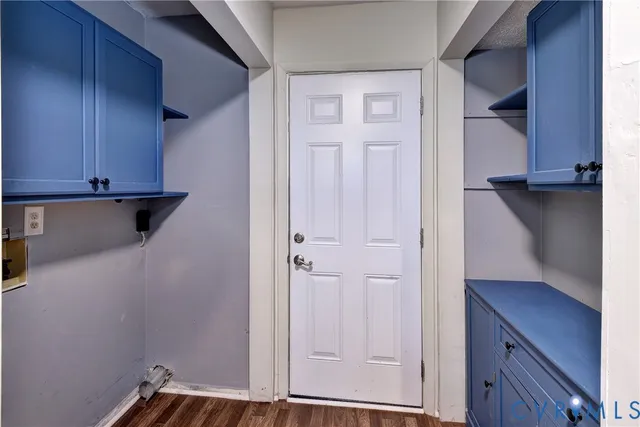 a view of walk in closet