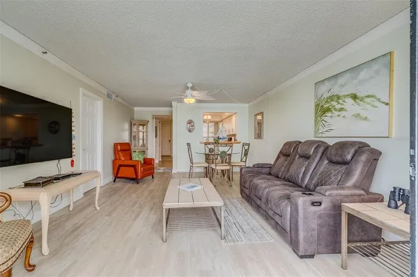 $4,000 | 17900 Gulf Boulevard, Unit 2E, Redington Shores, FL 33708