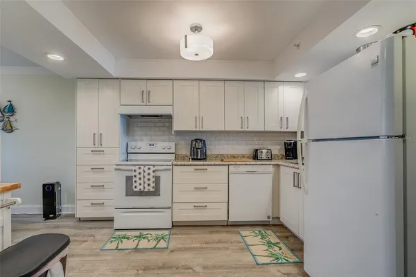 $4,000 | 17900 Gulf Boulevard, Unit 2E, Redington Shores, FL 33708