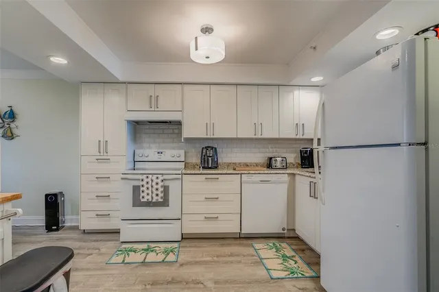 $4,000 | 17900 Gulf Boulevard, Unit 2E, Redington Shores, FL 33708