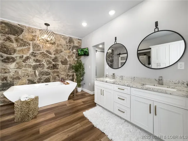 $1,590,000 | 16 Hawk Hill Court, Lake Ozark, MO 65049