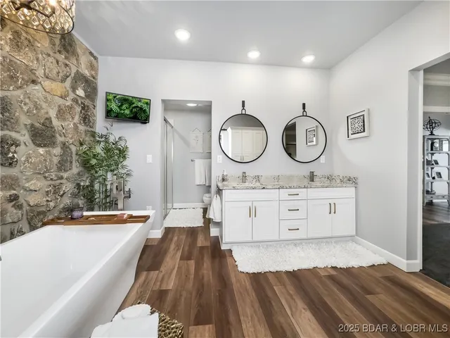 $1,590,000 | 16 Hawk Hill Court, Lake Ozark, MO 65049