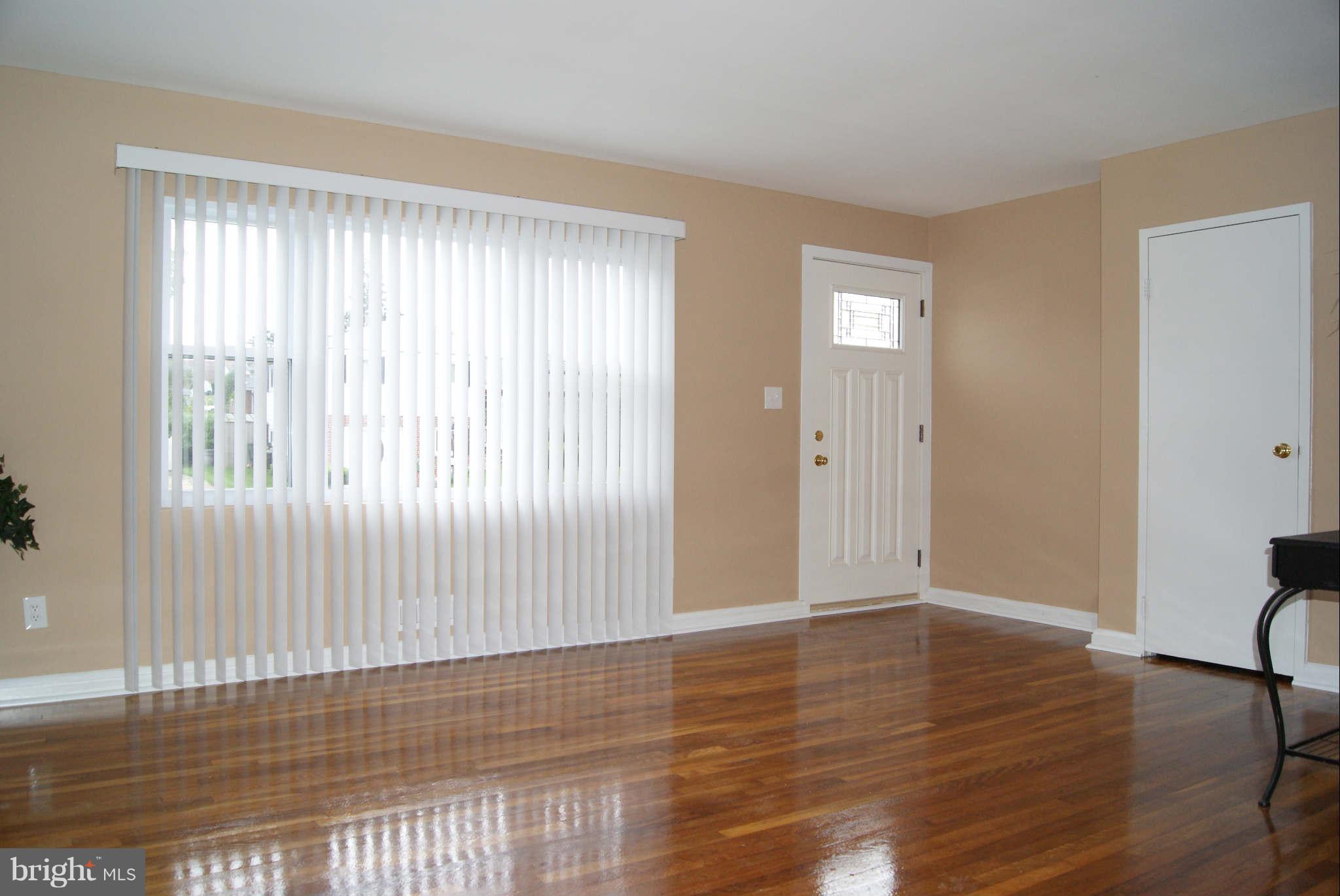 3731 Coronado Road Baltimore, MD 21244 - Photo 4 of 24 Living Room