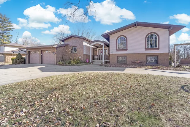 $425,000 | 3605 Saddle Drive, Columbus, IN 47203