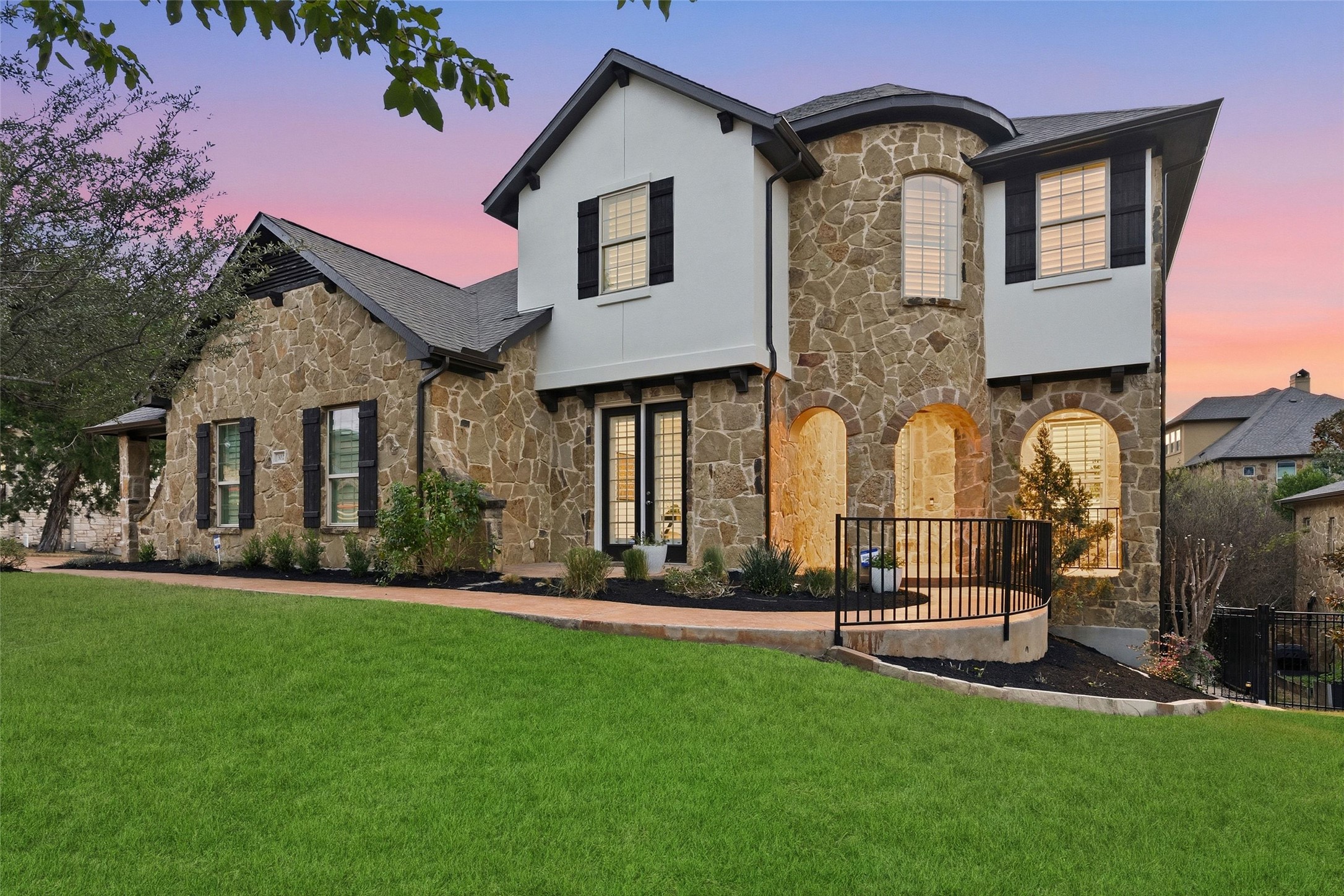 302 Duffy Lane Lakeway, TX 78738 - Photo 3 of 40