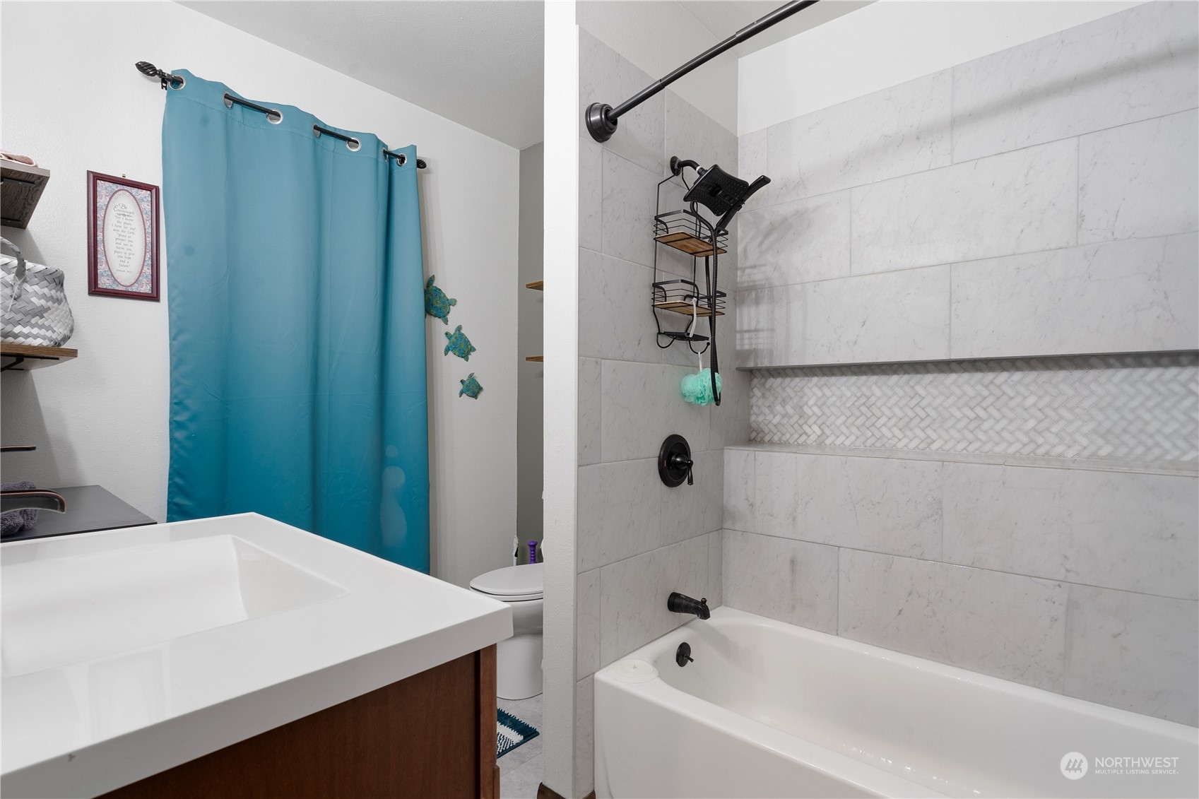 406 Cleveland Sumas, WA 98295 - Photo 19 of 33 a bathroom with a bathtub and shower