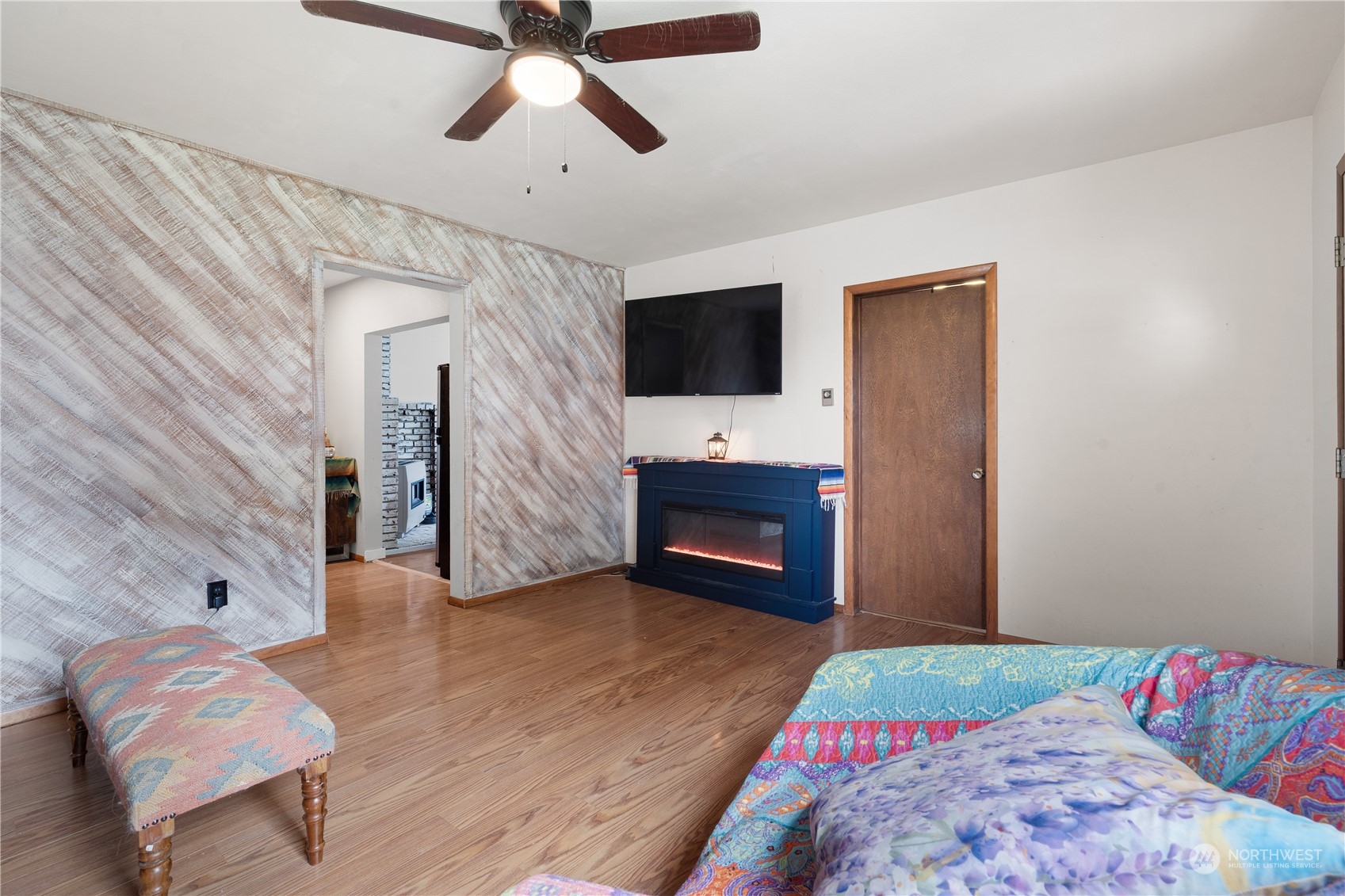 406 Cleveland Sumas, WA 98295 - Photo 9 of 33 a living room with furniture and a flat screen tv