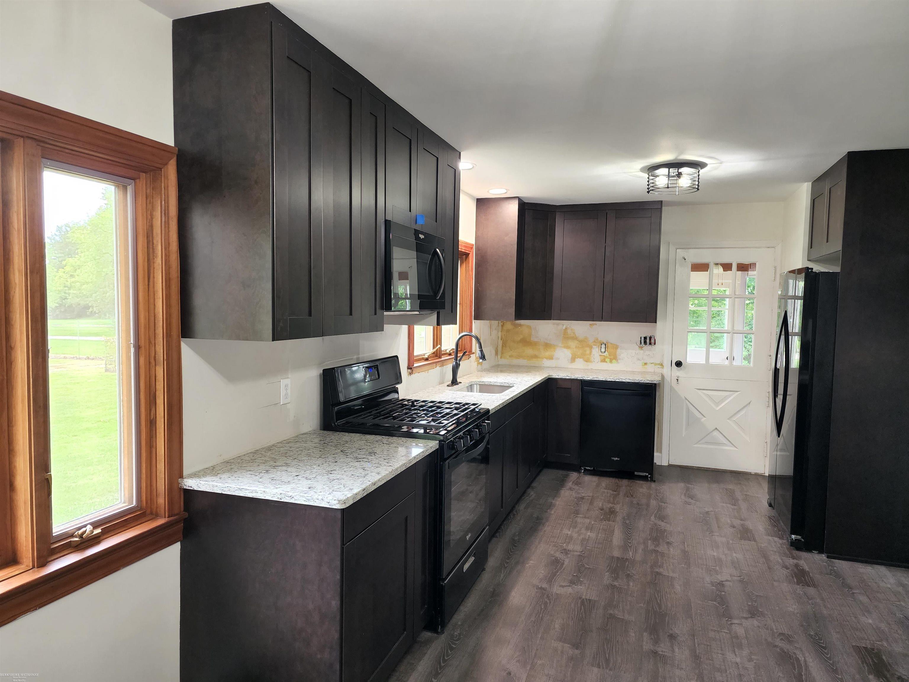 67920 Romeo Plank Road Ray, MI 48096 - Photo 30 of 65 Get the whole gang cooking in this beautiful kitchen!