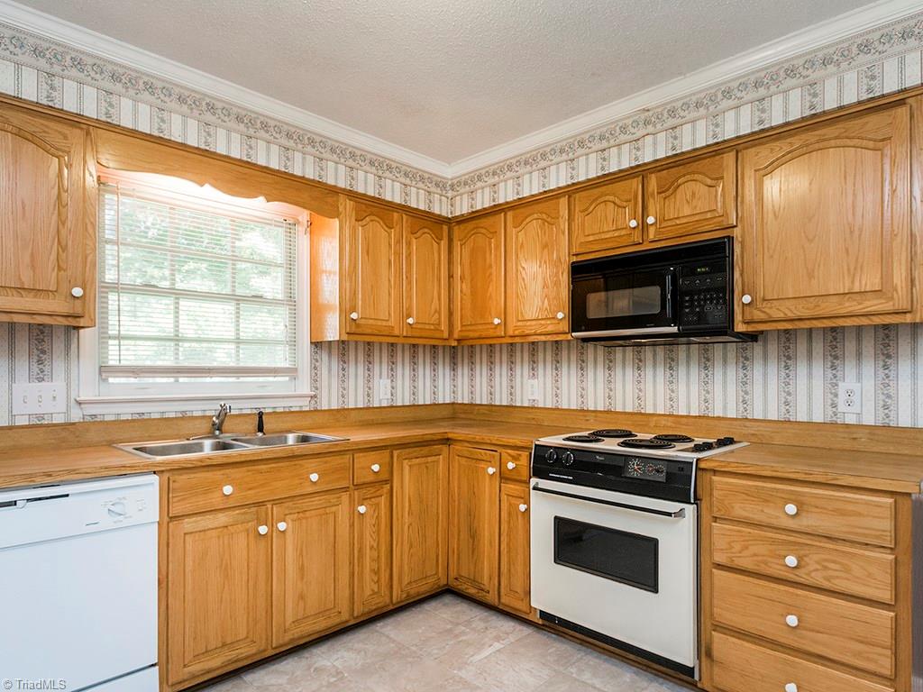 910 Trollinger Road Graham, NC 27253 - Photo 16 of 28 Kitchen