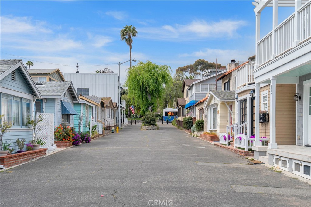 343 Eucalyptus Avenue Avalon, CA 90704 - Photo 21 of 35 a view of a street with cars