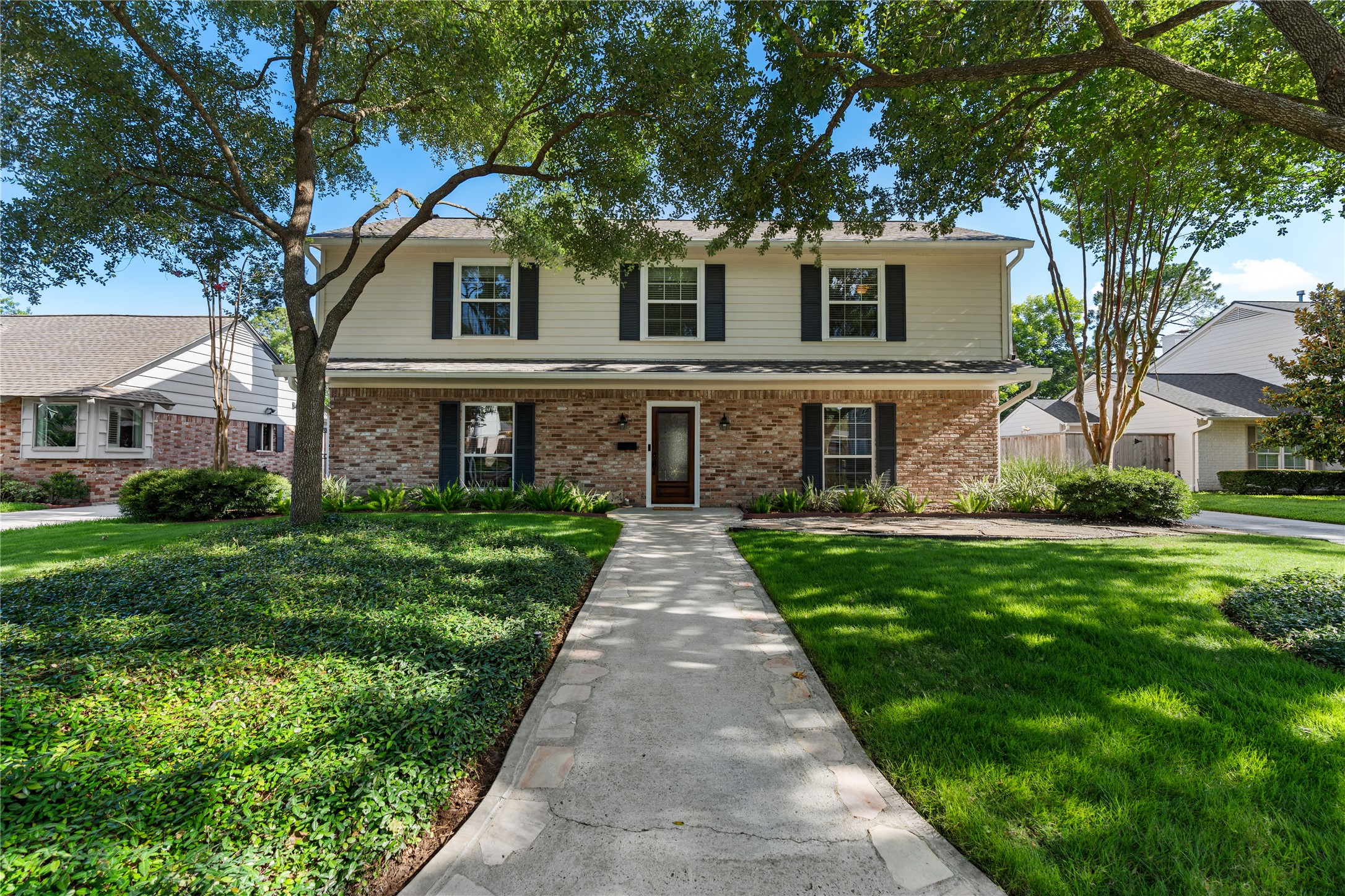 14219 Apple Tree Road Houston, TX 77079 - Photo 2 of 33 Front walkway of 14219 Apple Tree