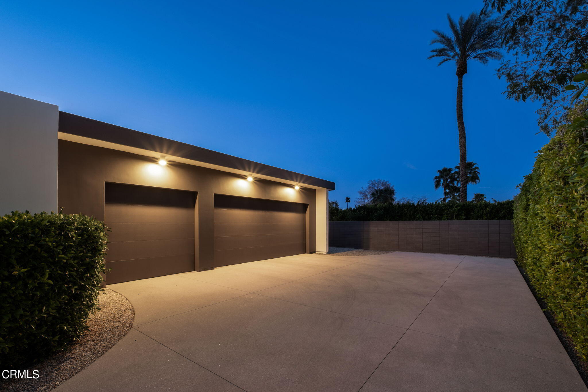 71466 San Gorgonio Road Rancho Mirage, CA 92270 - Photo 27 of 31 a big room with potted plants