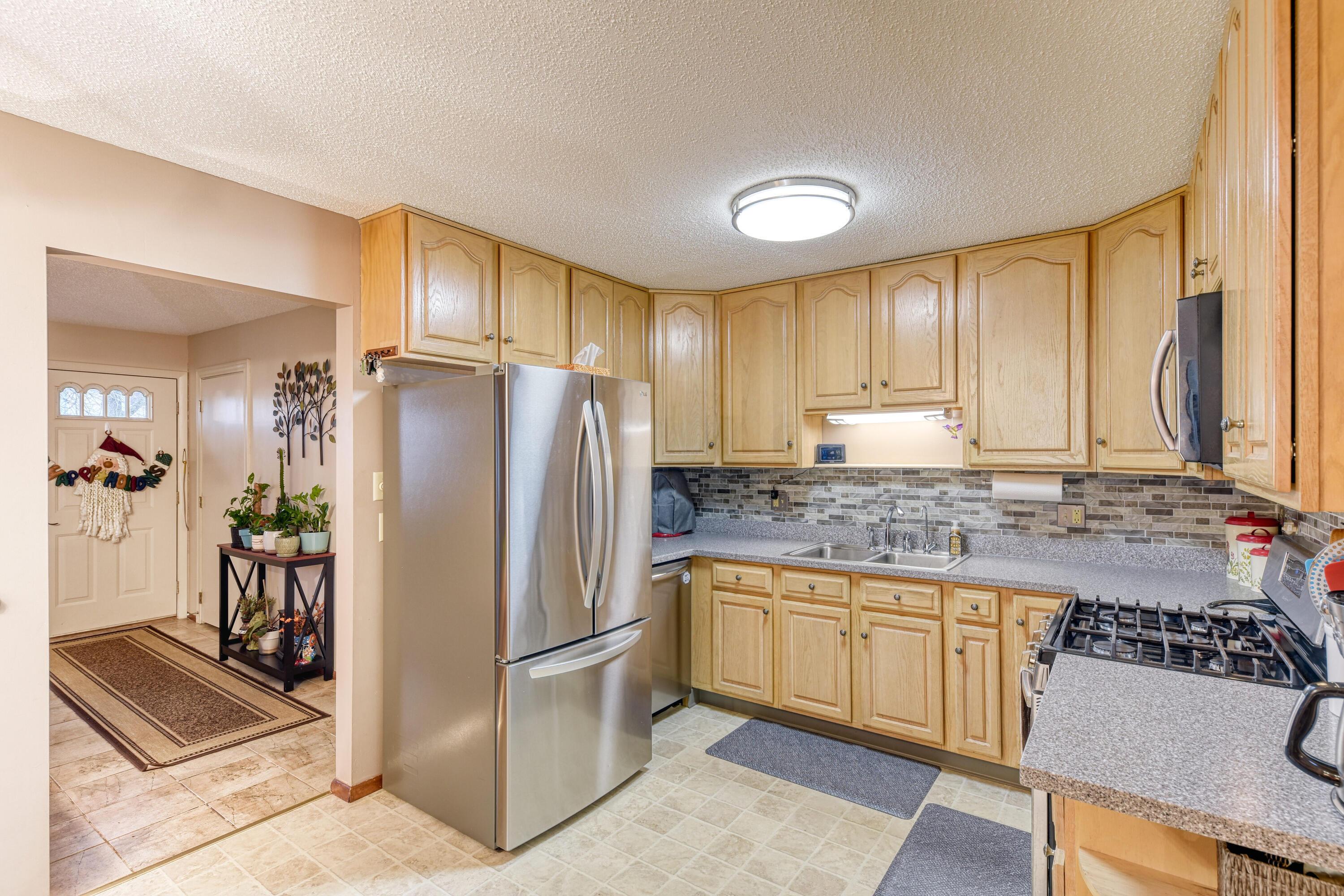2188 Trent Road Columbus, OH 43229 - Photo 10 of 33 Kitchen