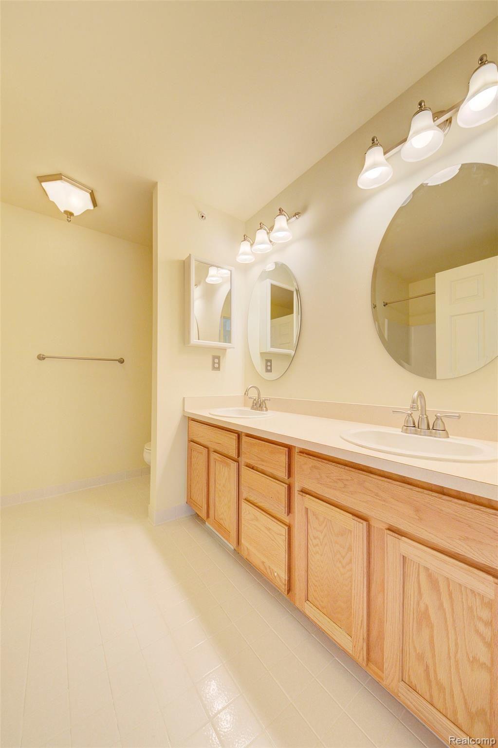 710 Cherry Orchard Road Canton, MI 48188 - Photo 25 of 42 25 Master Bathroom.jpg