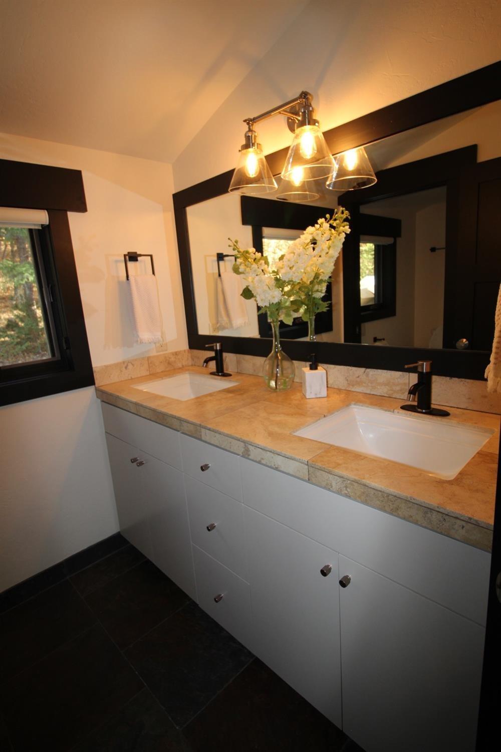 135 Lilly Road Jacksonville, OR 97530 - Photo 29 of 34 Full bathroom Upstairs
