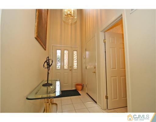 118 Coppertree Court Edison, NJ 08820 - Photo 4 of 25