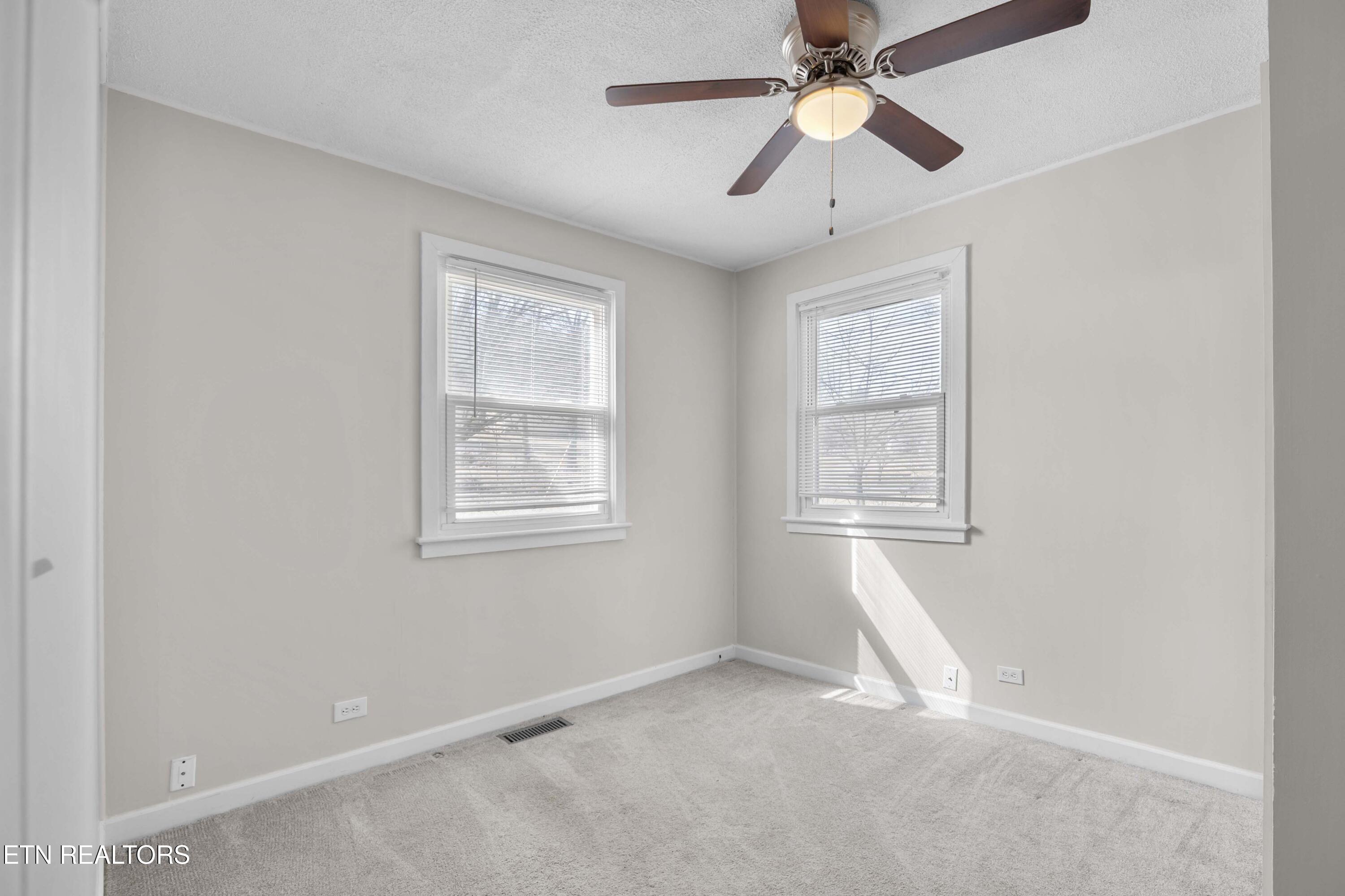 466 Hidden Valley Road Clinton, TN 37716 - Photo 13 of 31 5G4A5092