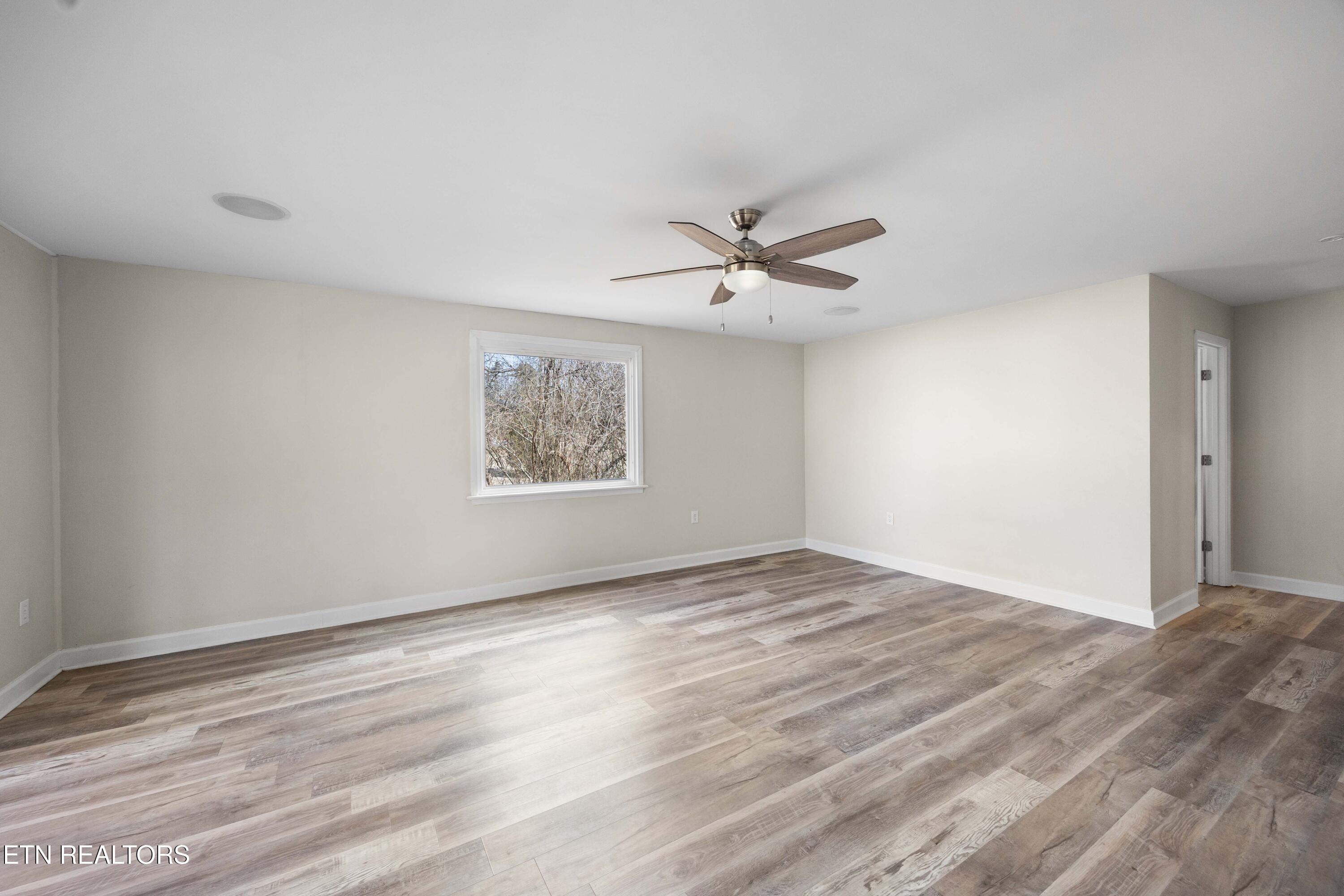 466 Hidden Valley Road Clinton, TN 37716 - Photo 4 of 31 5G4A5163