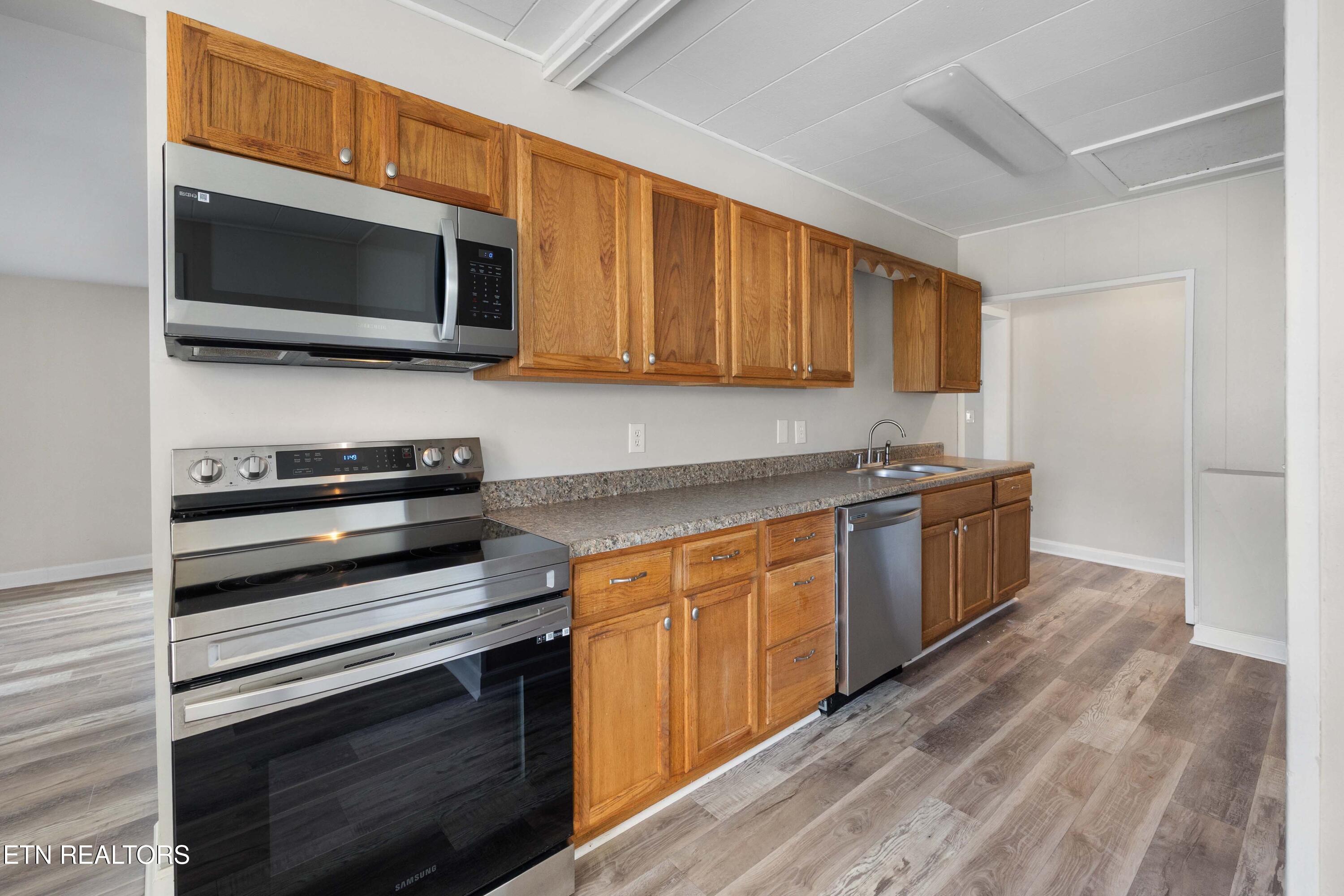 466 Hidden Valley Road Clinton, TN 37716 - Photo 7 of 31 5G4A5125