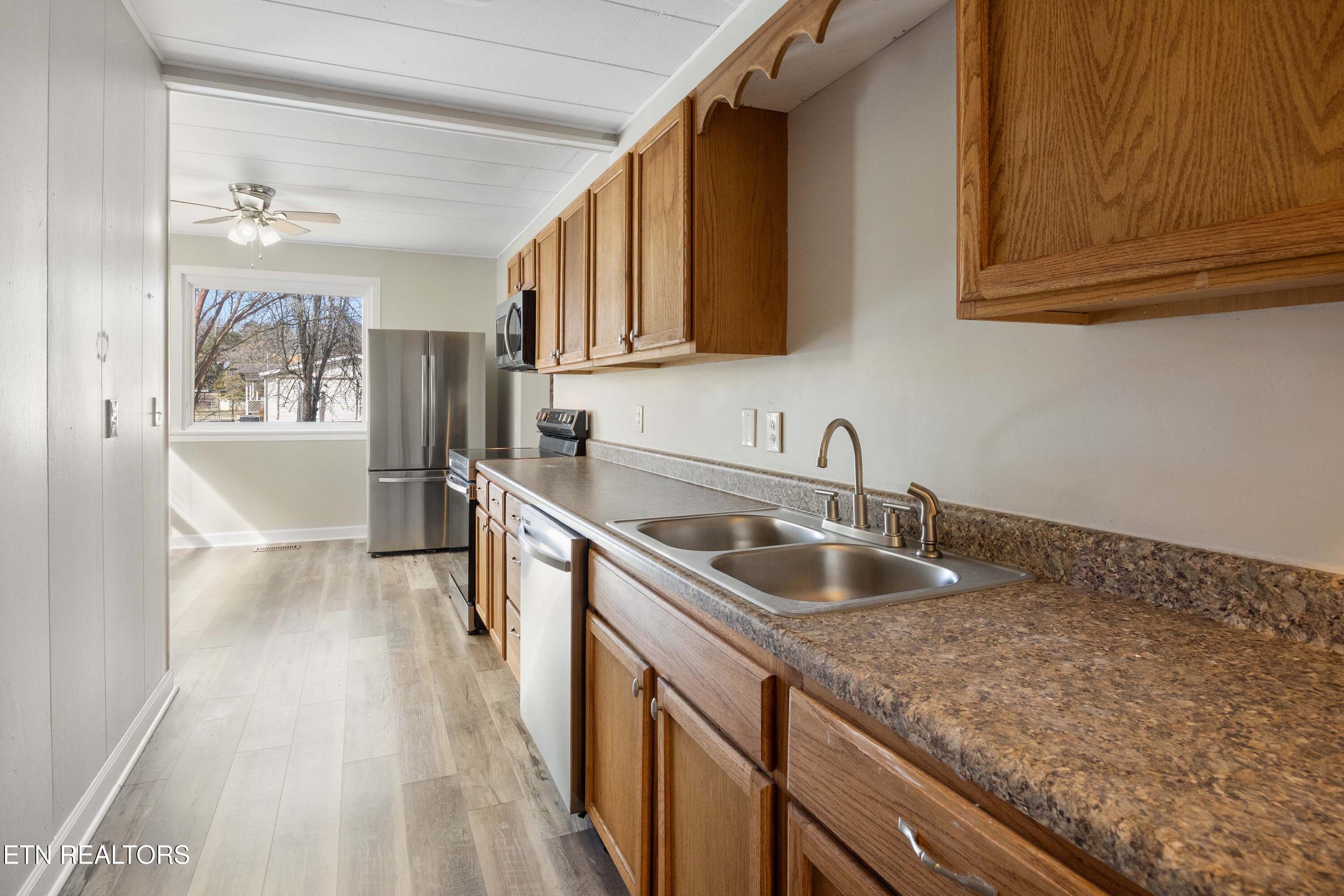 466 Hidden Valley Road Clinton, TN 37716 - Photo 10 of 31 5G4A5120