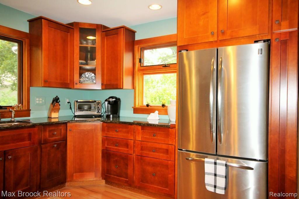 2830 Bembridge Road Royal Oak, MI 48073 - Photo 9 of 42 9.jpg