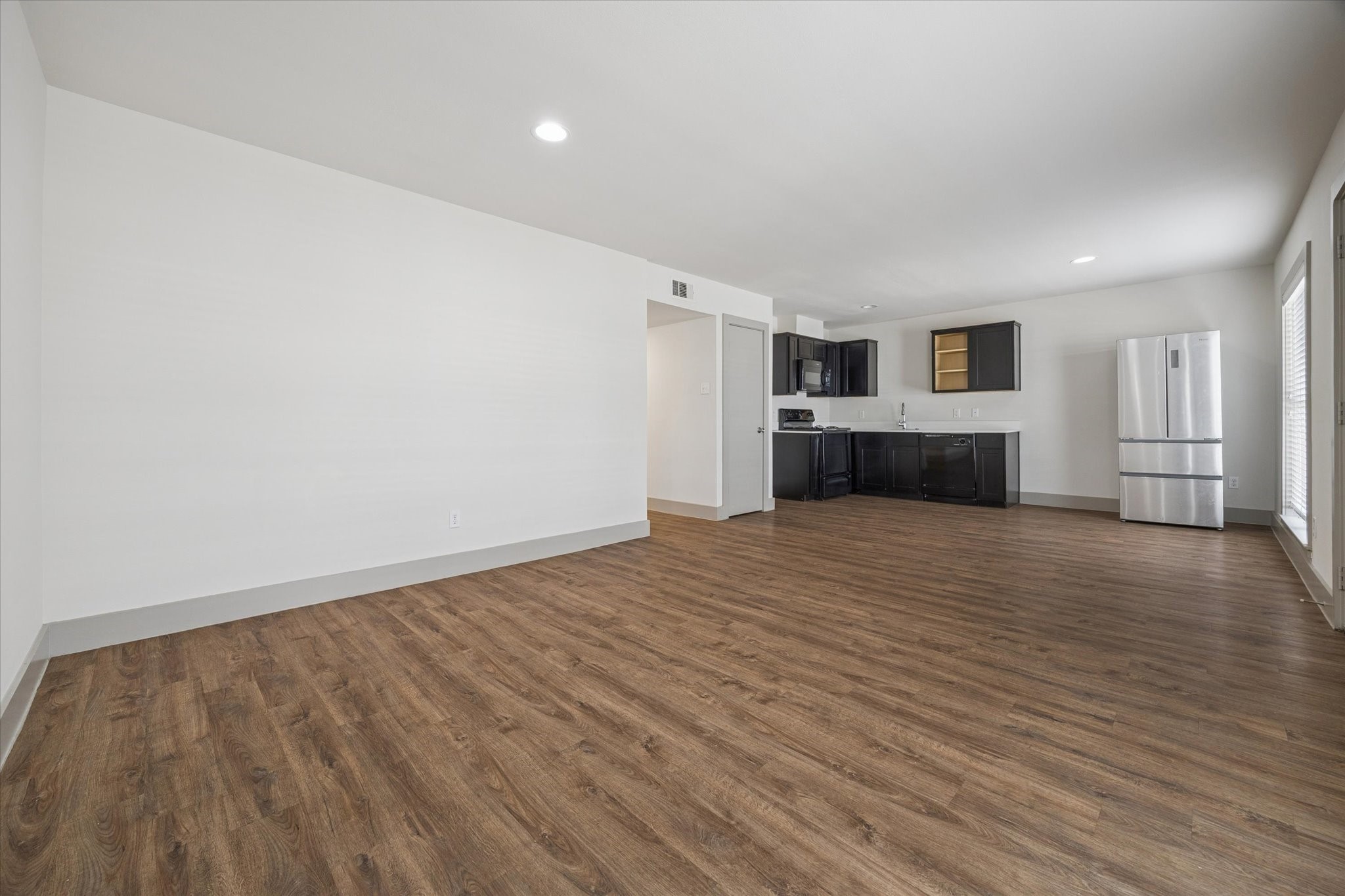 4300 Rosslyn Road, Unit 2 Houston, TX 77018 - Photo 4 of 10 a view of empty room with kitchen and kitchen
