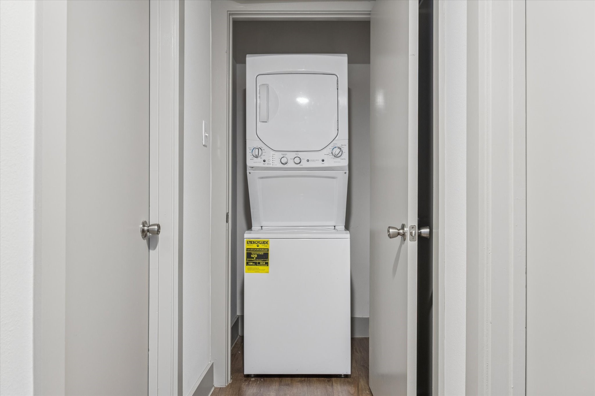 4300 Rosslyn Road, Unit 2 Houston, TX 77018 - Photo 9 of 10 a view of a bedroom from a hallway