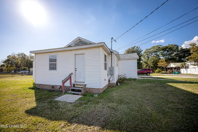 $1,500 | 802 School Avenue, Pascagoula, MS 39567