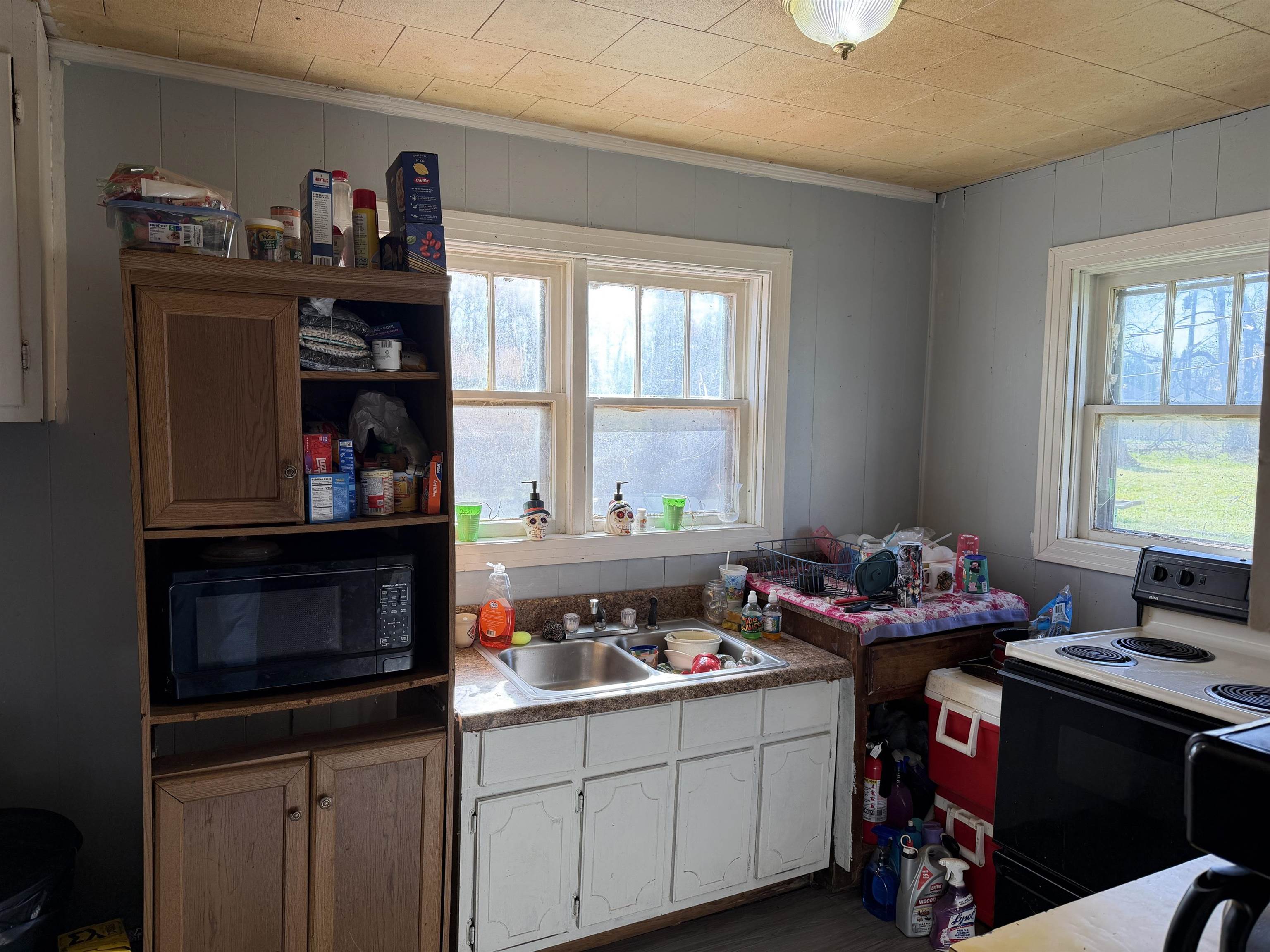 690 Patterson Road Savannah, TN 38372 - Photo 8 of 26 a kitchen with a stove and a microwave