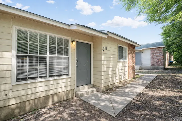 $900 | 844 East Sunshine Drive, Unit 401, San Antonio, TX 78228