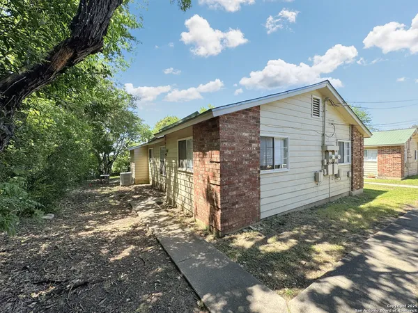 $900 | 844 East Sunshine Drive, Unit 401, San Antonio, TX 78228