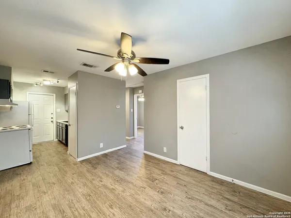 $900 | 844 East Sunshine Drive, Unit 401, San Antonio, TX 78228