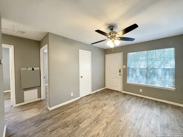 $900 | 844 East Sunshine Drive, Unit 401, San Antonio, TX 78228