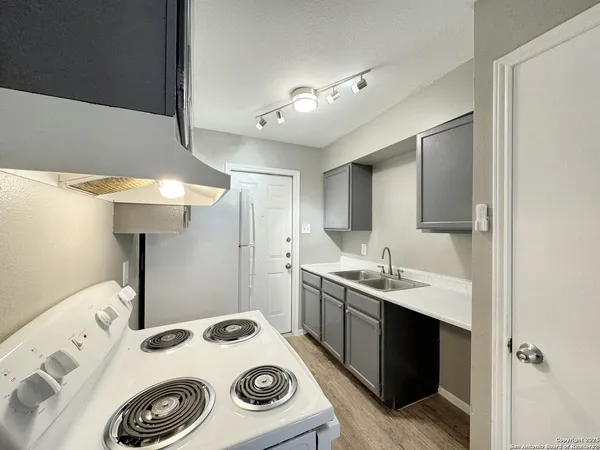$900 | 844 East Sunshine Drive, Unit 401, San Antonio, TX 78228