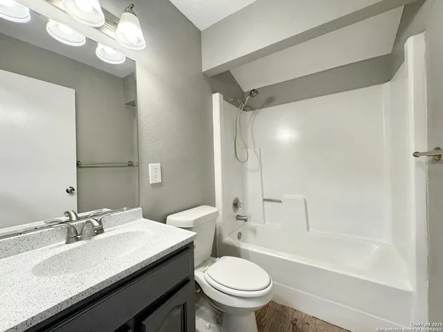 $900 | 844 East Sunshine Drive, Unit 401, San Antonio, TX 78228