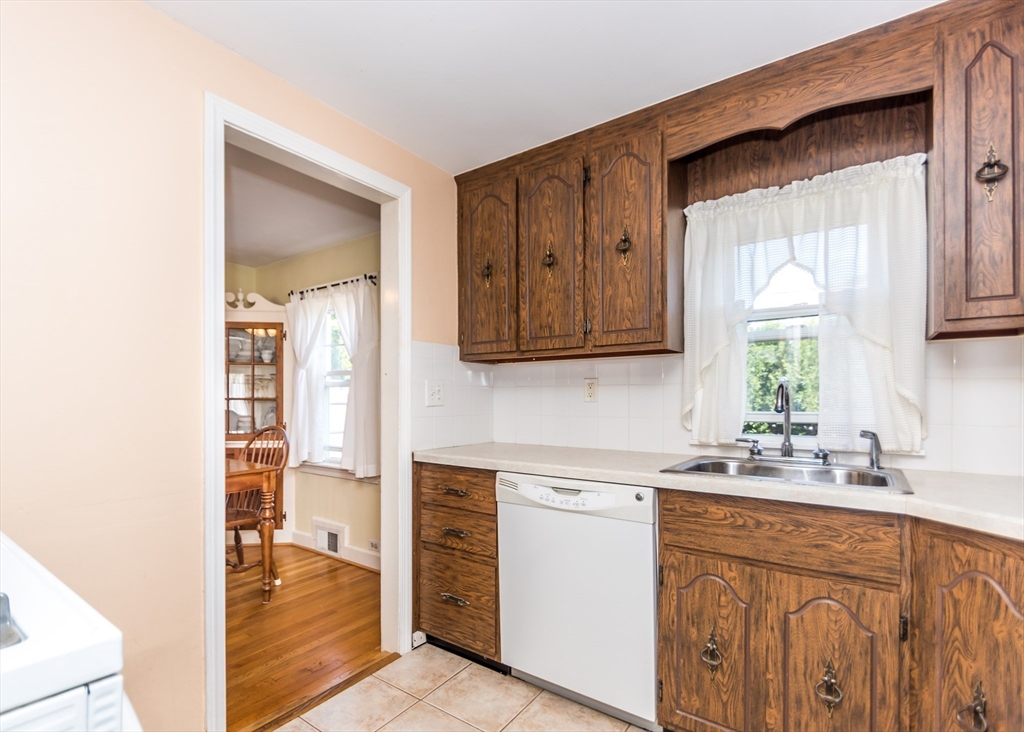 9 Grosvenor Road Waltham, MA 02453 - Photo 12 of 29 Gallery Image 12