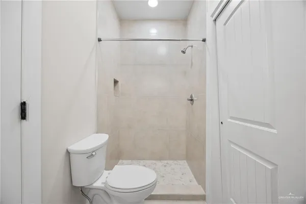 $1,800 | 813 Travis Street, Unit 408, Mission, TX 78572