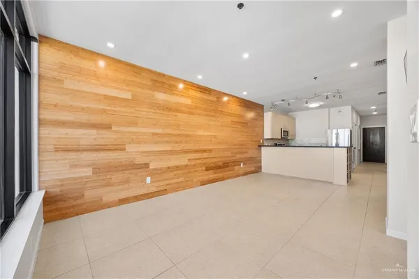 $1,800 | 813 Travis Street, Unit 408, Mission, TX 78572