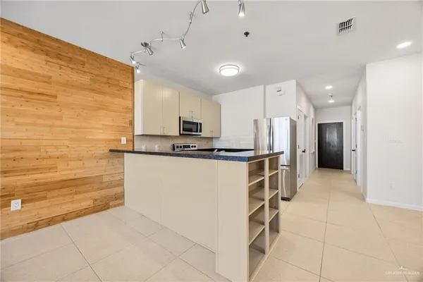 $1,800 | 813 Travis Street, Unit 408, Mission, TX 78572