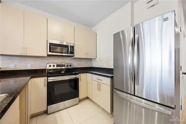 $1,800 | 813 Travis Street, Unit 408, Mission, TX 78572